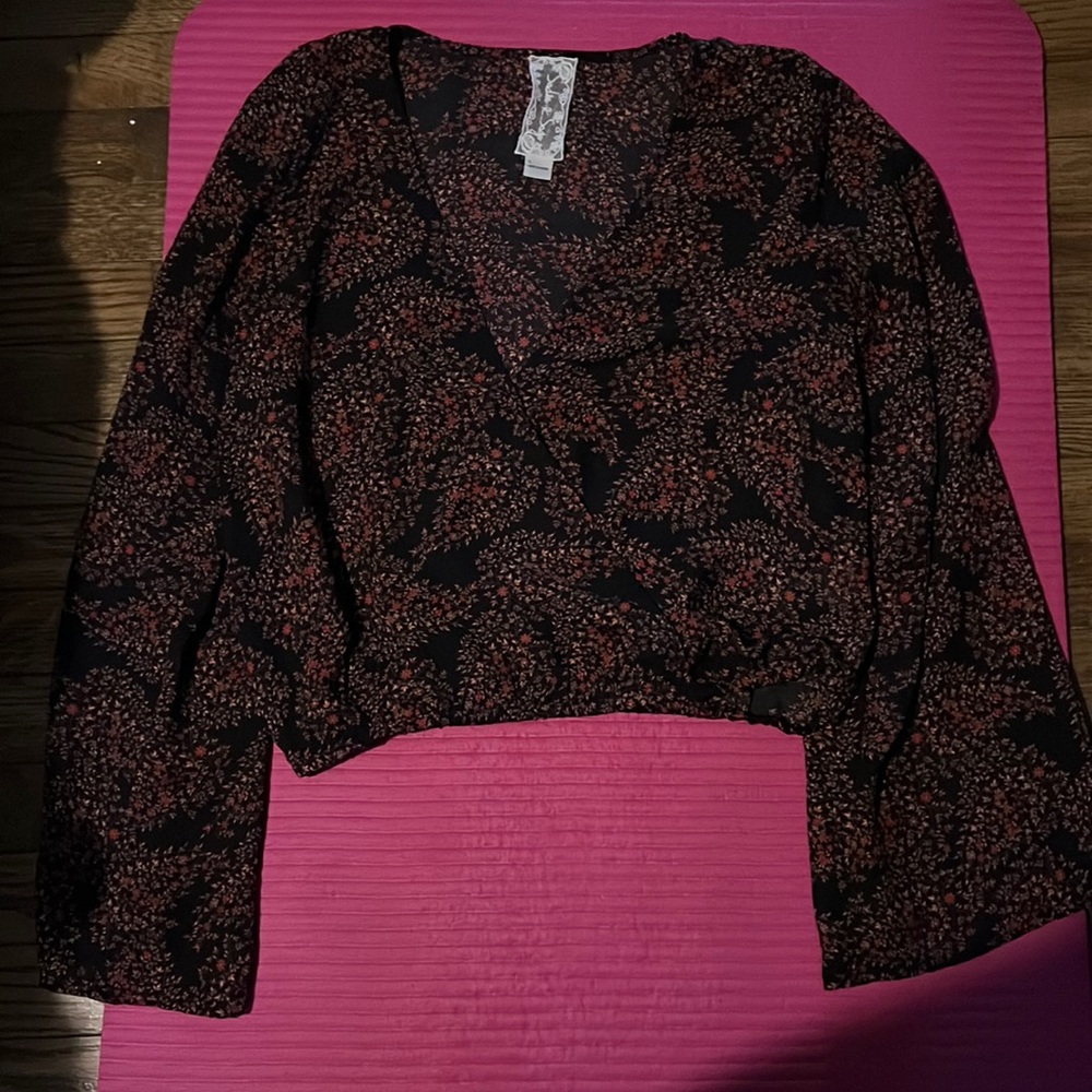 Sadie and Sage floral long bell sleeve crop top
